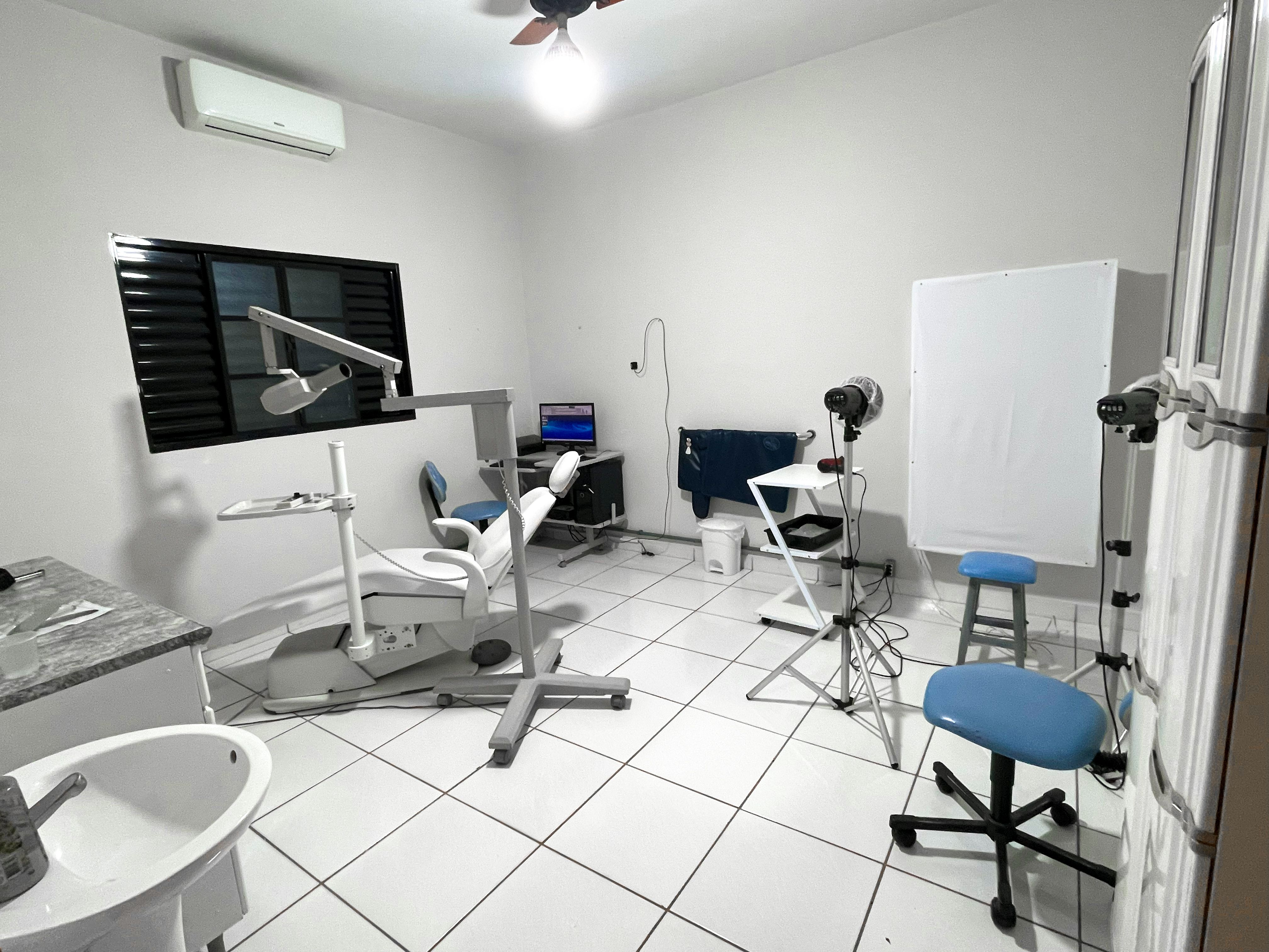 Sala de exames da RDO, com cadeira odontológica.